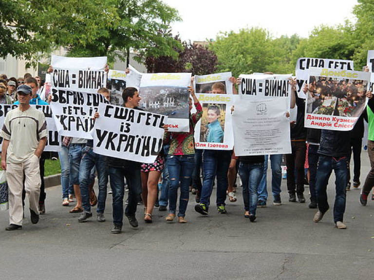 Сегодня под посольством США киевляне призывали остановить войну на востоке Украины