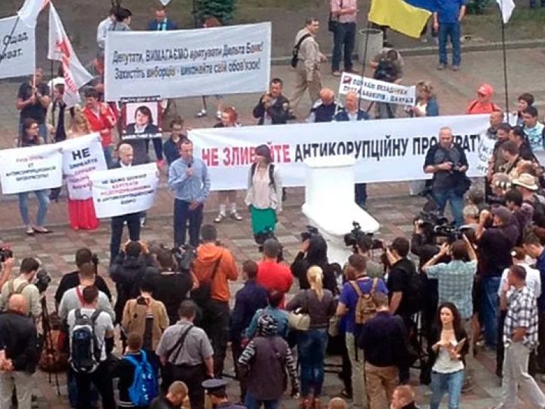 Возле АП произошла стычка между митингующими и милицией: ранена женщина