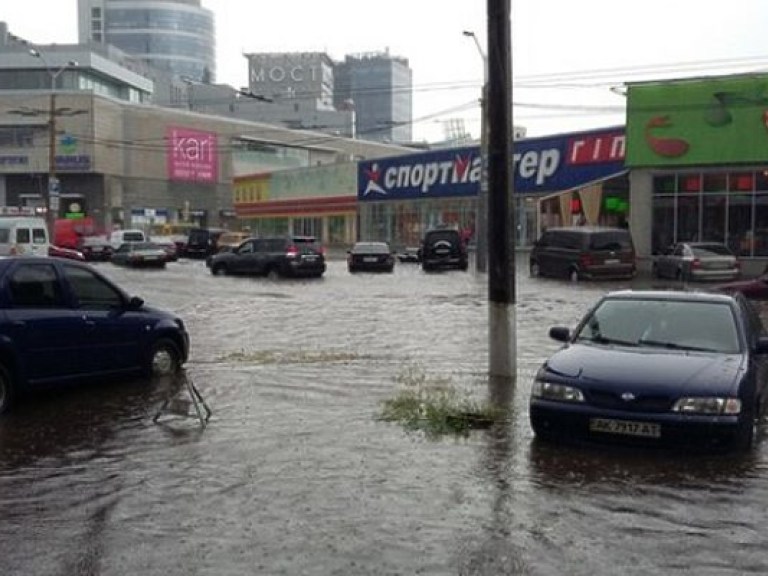 Сильный ливень затопил центр Днепропетровска (ФОТО)