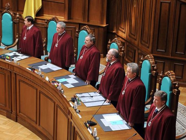 Конституционный суд признал законность инициативы о лишении неприкосновенности нардепов и судей