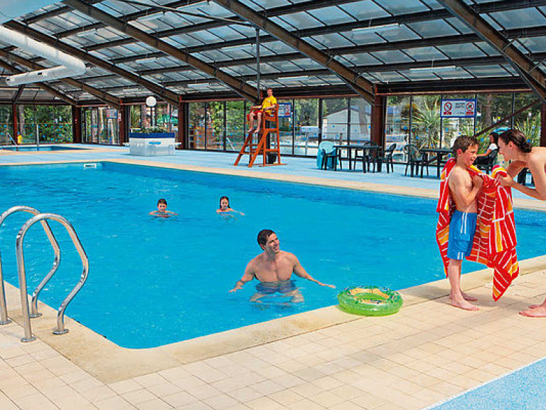 В Великобритании после выброса химикатов в бассейне парка развлечений пострадало 40 человек