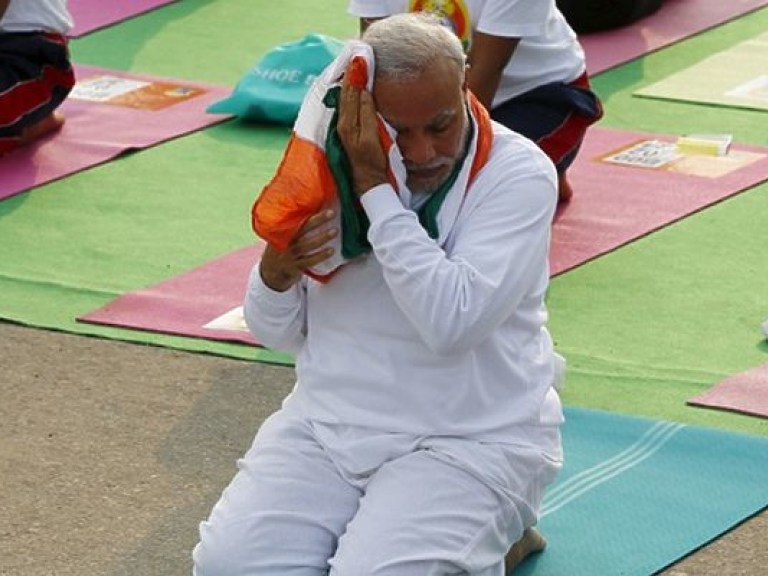 Премьер-министр Индии провел занятие йогой для десятков тысяч человек
