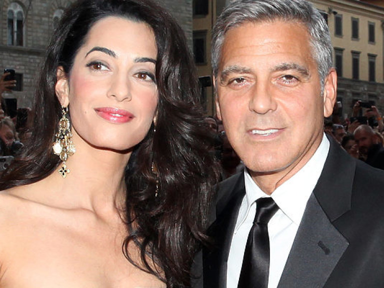 Джордж Клуни признал, что жена превосходит его по уму