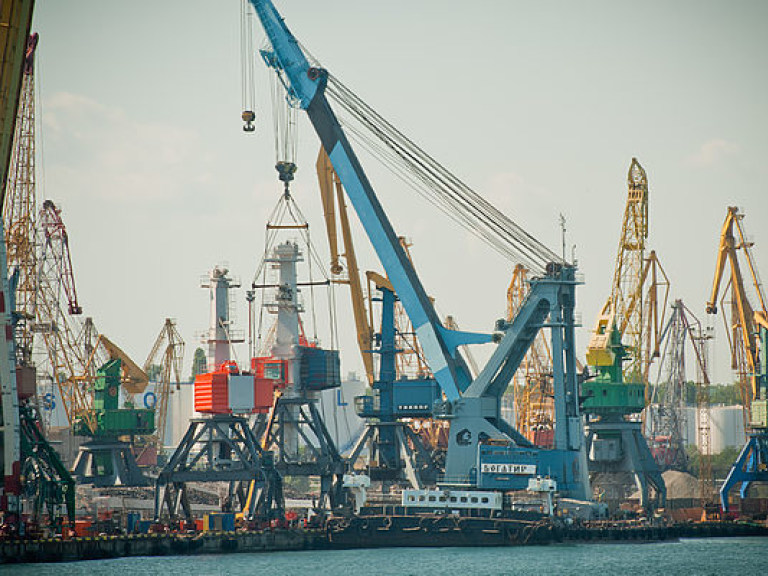 СМИ: Ильичевский порт стал предметом торга АП и Коломойского