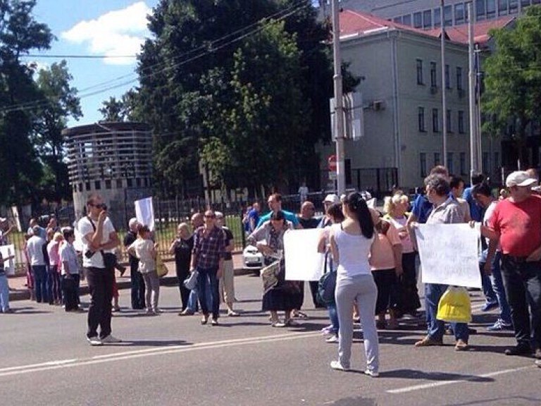 В Киеве владельцы МАФов перекрыли дорогу в районе станции метро «Васильковская»