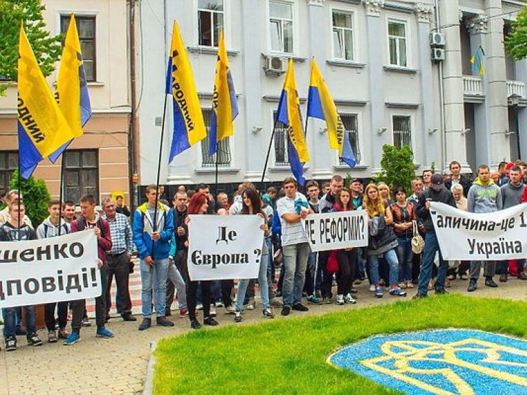 Под Тернопольской ОГА протестующие требовали привлечь Порошенко к ответственности и призывали к перезагрузке власти