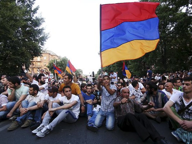 Армянские протесты могут распространиться на соседние страны – европейский правозащитник
