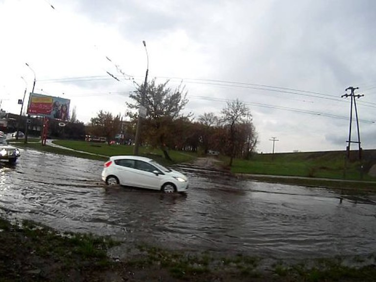 В Черкассах улицы превратились в реки (ВИДЕО)