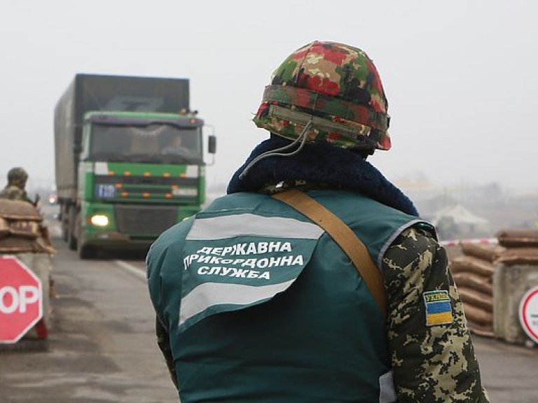 Украина возобновила на двух участках движение фур с продовольствием в Крым