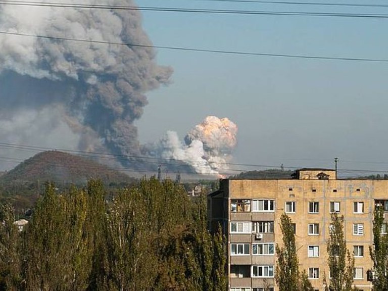 Донецк ждет техногенная катастрофа, если взрывы на заводе химических изделий продолжатся