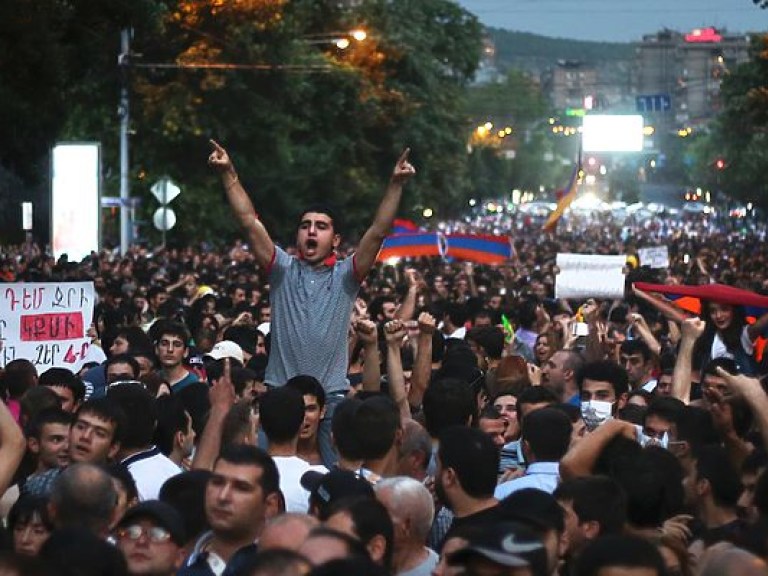 Полиция Армении дала митингующим час, чтобы разойтись