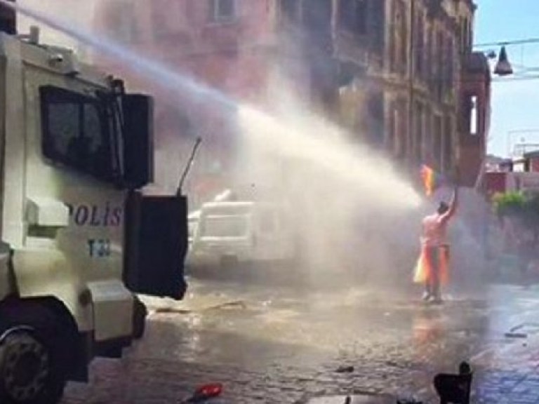 В Стамбуле против участников гей-парада применили водометы