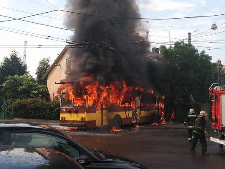 Горящий троллейбус во Львове врезался в жилой дом (ФОТО, ВИДЕО)