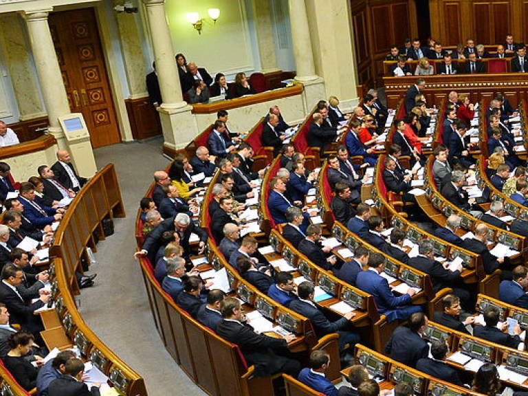 Рада приняла закон о прокуратуре после долгой полемики, две фракции покинули зал заседаний в знак протеста
