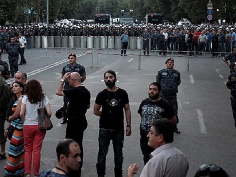 В центре Еревана вновь собираются протестующие