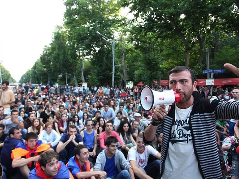 Полиция Еревана призвала демонстрантов разблокировать проспект Баграмяна