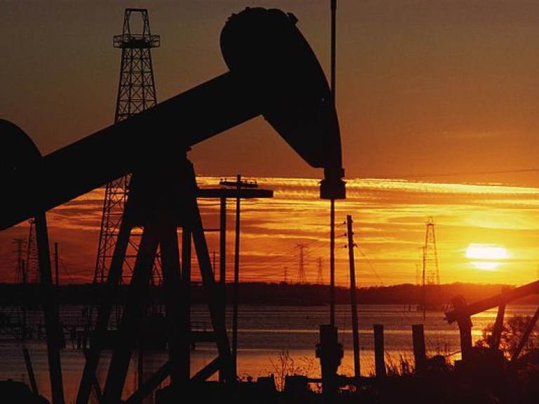 Нефть марки Brent упала в цене ниже 57 долларов за баррель на фоне роста добычи нефти в США