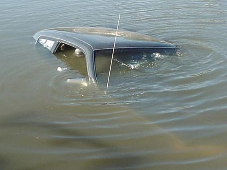 На Днепропетровщине автомобиль упал в водохранилище, три человека погибли