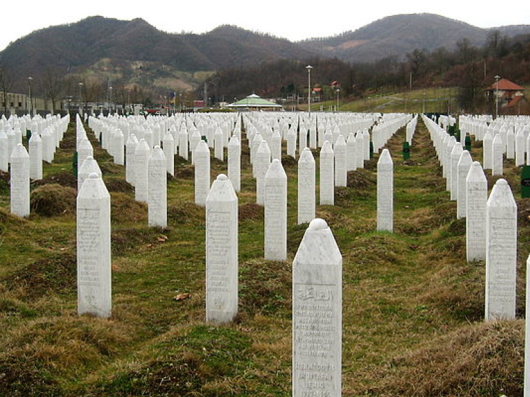Сегодня в боснийской Сребренице поминают жертв массового убийства мусульман
