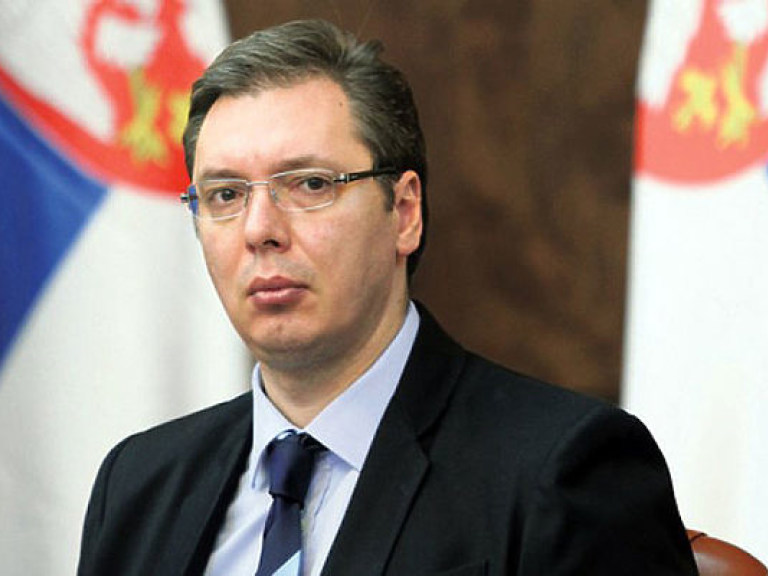 Премьера Сербии забросали камнями на траурной церемонии в Боснии и Герцеговине (ВИДЕО)