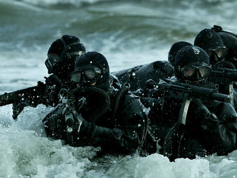 Порошенко пообещал усилить обороноспособность Мариуполя морской пехотой