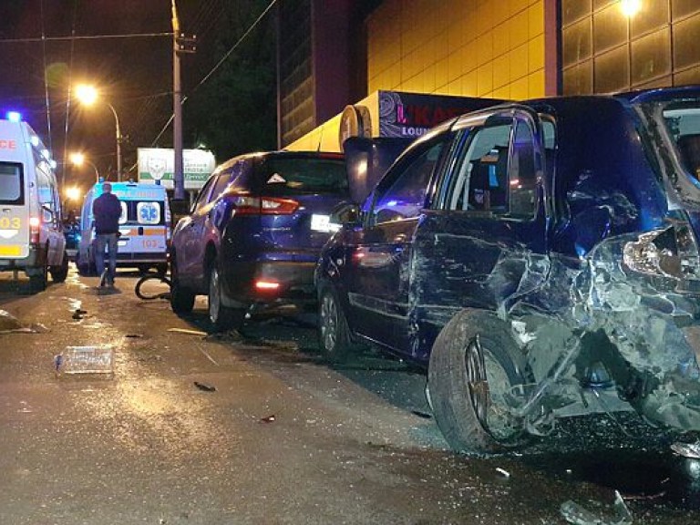 В Соломенском районе Киева столкнулись три автомобиля, три человека пострадали (ФОТО)