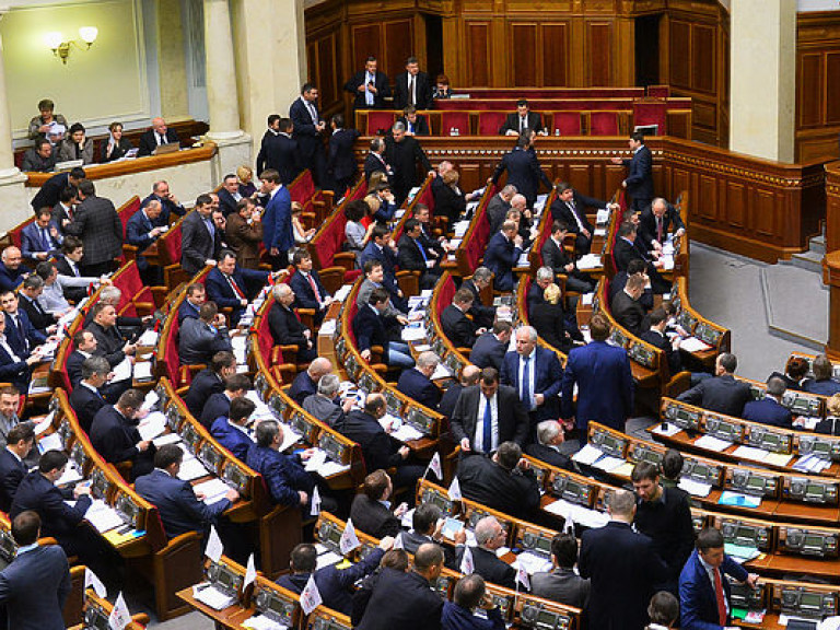 Парламент начал работу, в зале — 305 народных депутатов