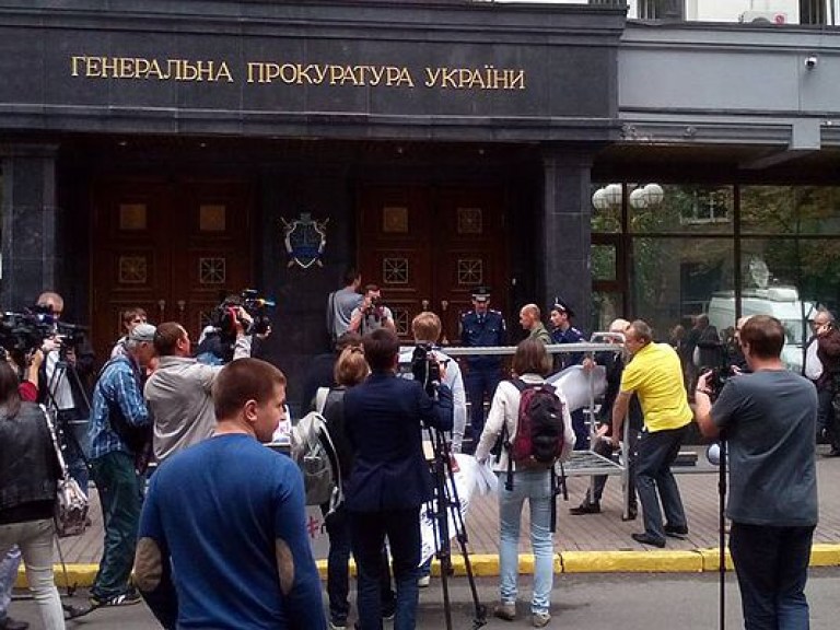 Под зданием ГПУ активисты потребовали увольнения Гузыря (ФОТО)