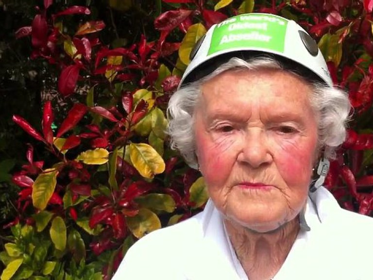 101-летняя старушка-экстремалка установила рекорд в спуске по вертикальной поверхности (ФОТО)