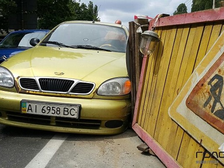 В районе Индустриального моста в Киеве произошло ДТП, пострадал строитель