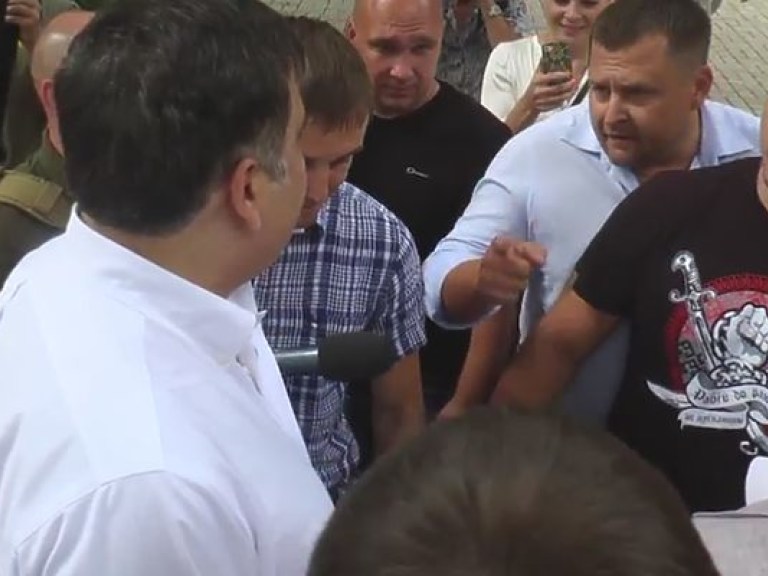 Нардеп Филатов напал на Михаила Саакашвили в Чернигове (ВИДЕО)