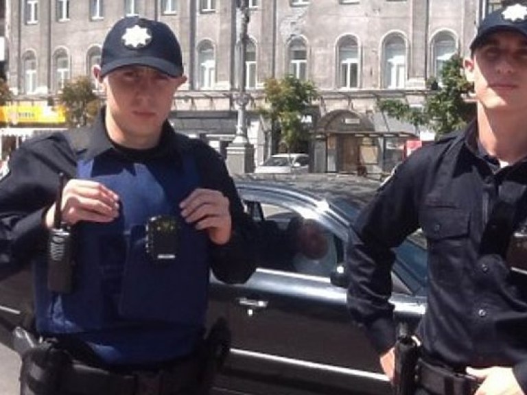 В Киеве патрульные полицейские показали свои бронежилеты (ФОТО)