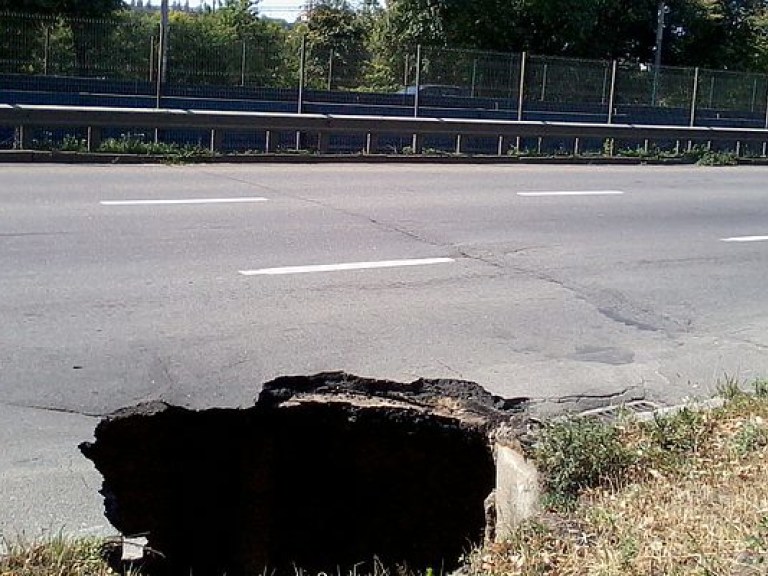 В Киеве на Борщаговской улице ограничили движение транспорта из-за аварии на коллекторе (ФОТО)