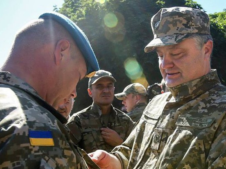 Порошенко присвоил командующему ВДВ звание генерала