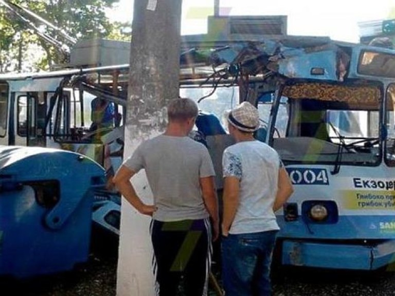 В Одессе троллейбус влетел в дерево, пострадали 11 пассажиров