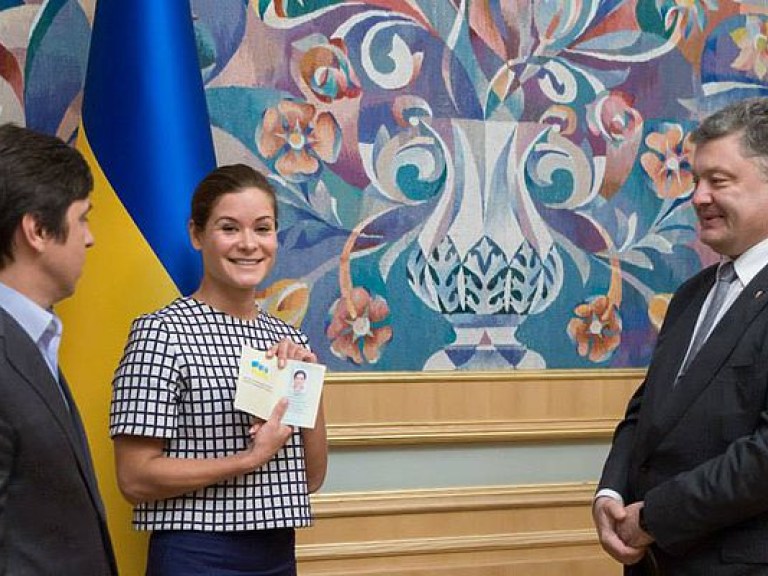 Порошенко предоставил гражданство помощнице Саакашвили Марии Гайдар (ФОТО)