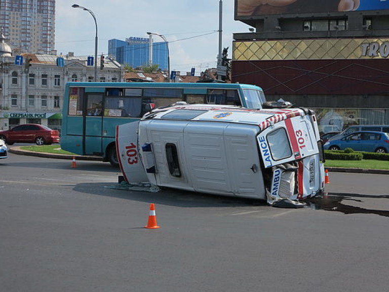 В Киеве внедорожник врезался в машину скорой помощи, есть пострадавшие