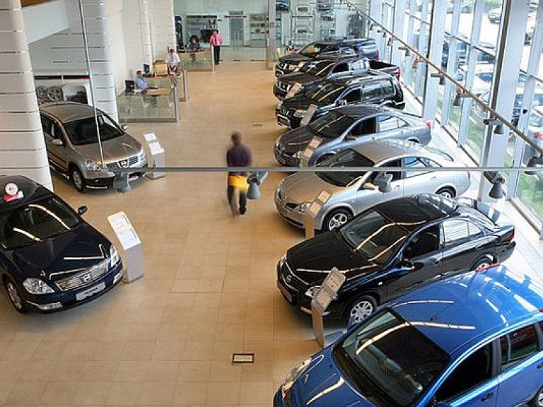 Импорт легковых автомобилей в РФ упал вдвое