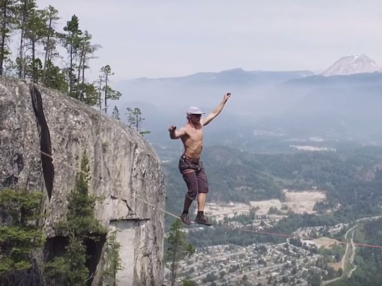 Канатоходец из Канады установил рекорд, пройдя 64 метра без страховки над пропастью (ВИДЕО)