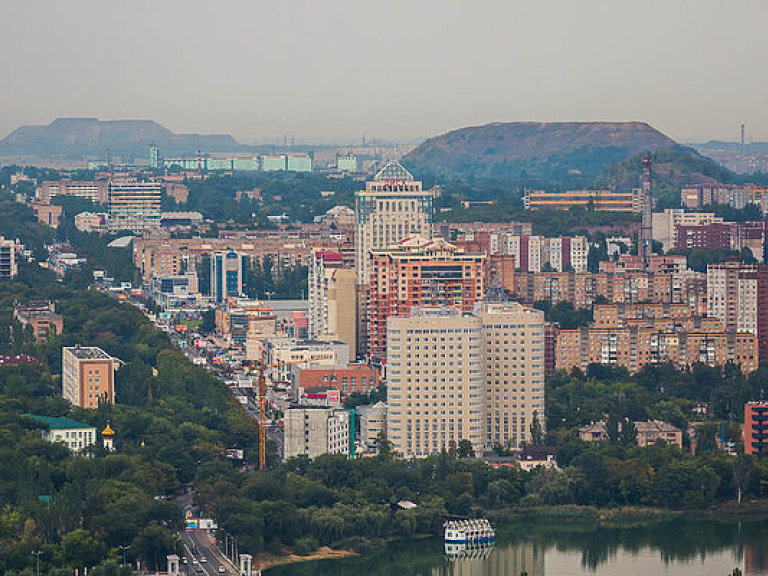 В Донецке горел завод (ФОТО)