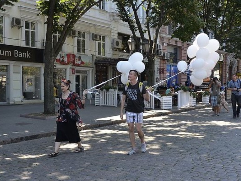 Одесские активисты ЛГБТ-сообщества таки промаршировали с воздушными шарами по Дерибасовской