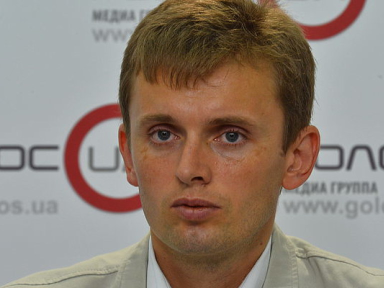 Эксперт: Военное положение остановит реализацию Минских договоренностей