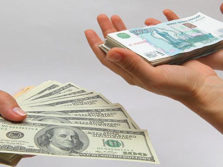 Российская валюта подешевела до 66,205 рублей за доллар