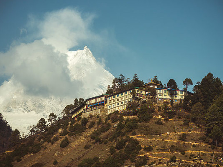 В Непале Эверест открыли для туристов