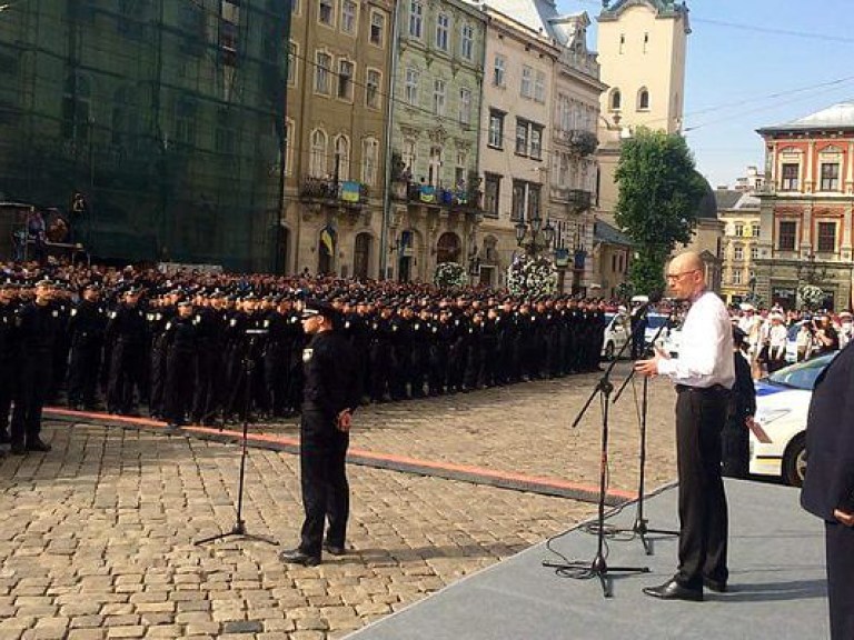 Во Львове приняли присягу 400 патрульных полицейских