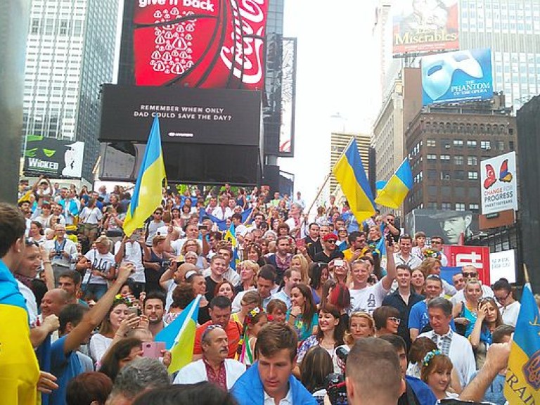 На Манхэттене тысячи людей вышли на Таймс-сквер отметить годовщину Независимости Украины (ВИДЕО)