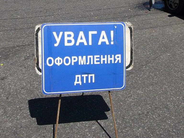 В ночь на 29 августа в Харькове легковушка протаранила здание горсовета (ФОТО)