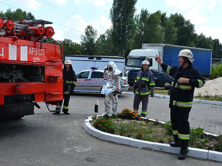 Спасатели локализовали пожар в одесской высотке, пострадали два работника ГСЧС (ФОТО, ВИДЕО)