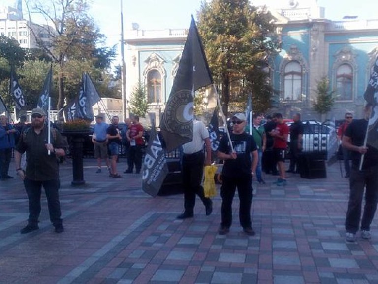 Под Радой проходит митинг против проекта изменений в Конституцию, правоохранители оцепили здание (ФОТО)