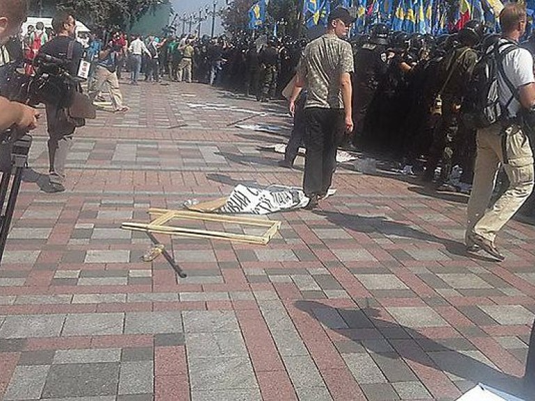 Между силовиками и митингующими под Радой произошли столкновения, есть пострадавшие (ФОТО)